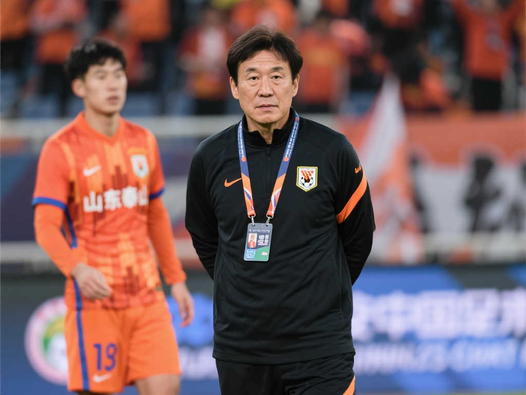 山东泰山：崔康熙困境与三大名帅对比，为何坚持己见逆民意？