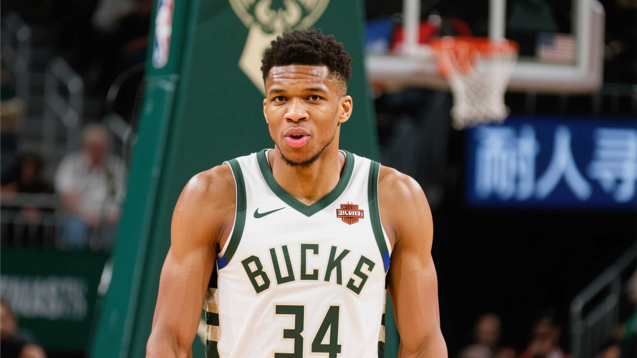 去年网友直播喊话字母哥加盟勇士,他的表情引人遐想! 去年网友直播喊话字母哥加盟勇士,他的表情引人遐想!